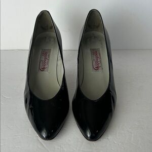 Vintage Pappagallo black leather pumps